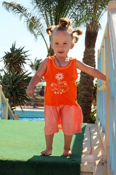 Gelukkig klein meisje outdoor — Stockfoto