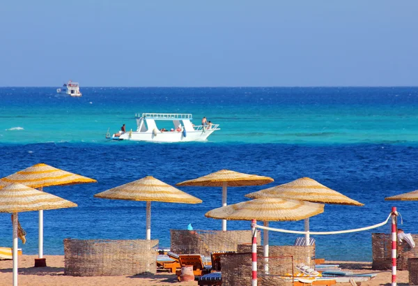 Turquoise zee en tropisch strand — Stockfoto