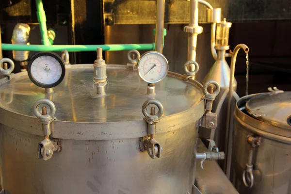 Дистиляція ефірних олій на заводі — стокове фото
