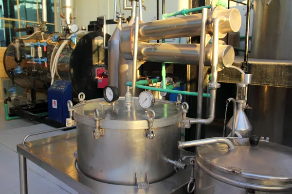 Destillation av eteriska oljor i fabriken — Stockfoto
