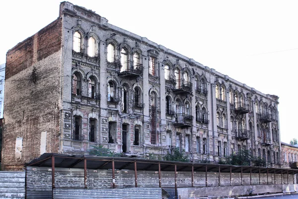 Старое разрушенное здание — стоковое фото
