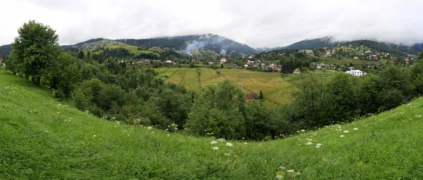 Vorokhta villaggio nelle montagne dei Carpazi, Ucraina — Foto Stock