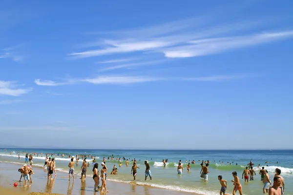 Praia atlântica lotada em Portugal — Fotografia de Stock