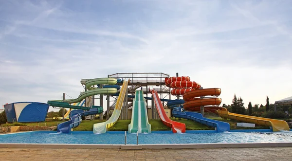Aquapark diabilder och swimmingpool — Stockfoto