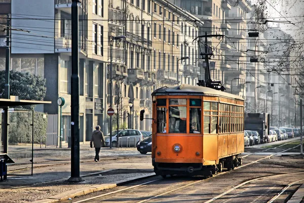 Eski vintage turuncu tramvay Caddesi'ndeki Milan, İtalya — Stok fotoğraf