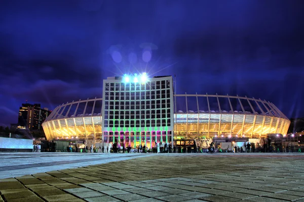 Vue nocturne éclairée du stade olympique de Kiev — Photo