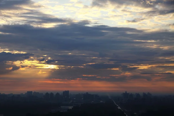 Восход солнца над городом — стоковое фото