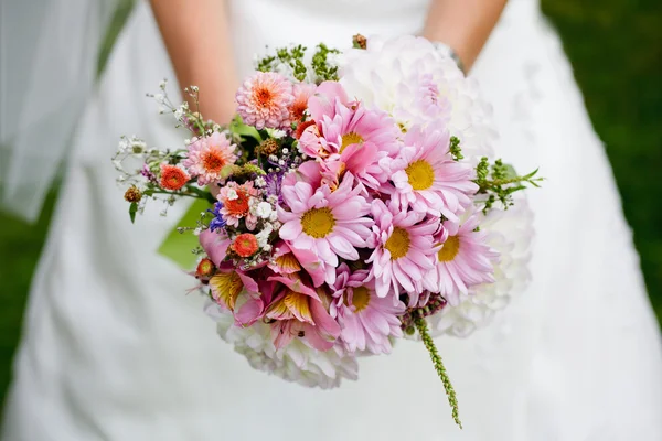 Svatební kytice s koprem — Stock fotografie