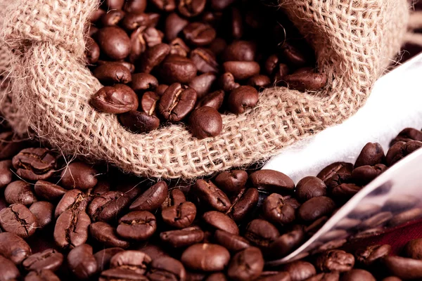 コーヒー豆をこぼす — ストック写真