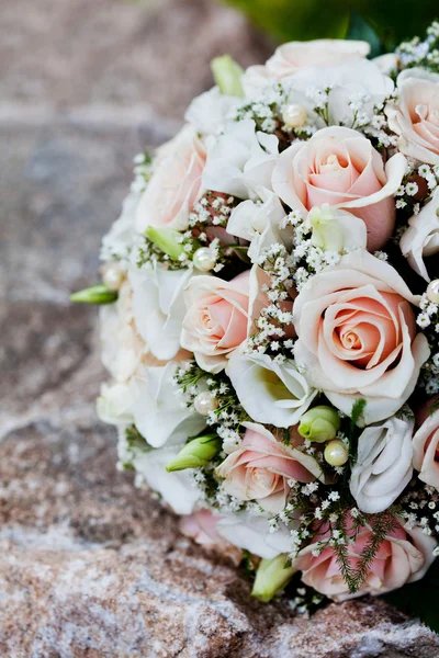 Wedding bouquet outdoor — Stock Photo, Image
