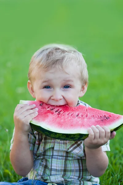Chłopiec jedzenie arbuza — Zdjęcie stockowe