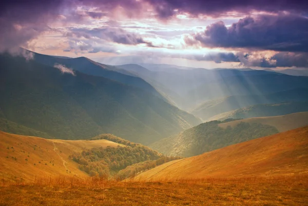 Mountains hills and sunbeams — Stock Photo, Image