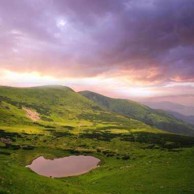 dağlarda dramatik gökyüzü