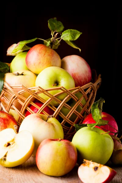 Manzanas sobre mesa de madera —  Fotos de Stock