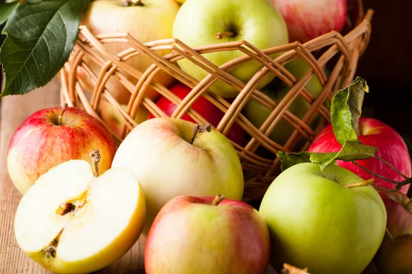 나무 탁자 위에 놓인 사과 — 스톡 사진