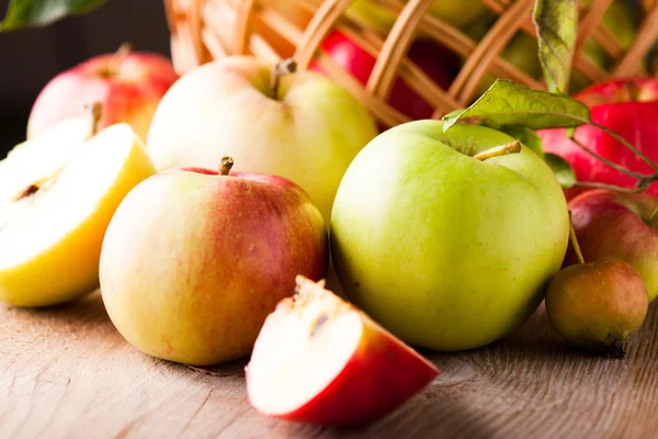 Appels op houten tafel — Stockfoto