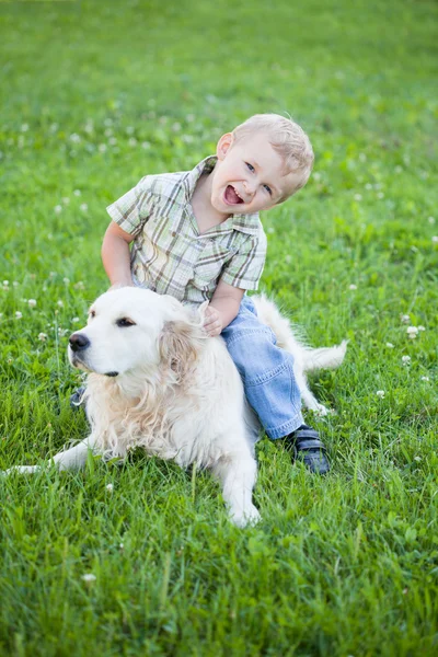 Chłopiec z zewnątrz pies myśliwski — Zdjęcie stockowe