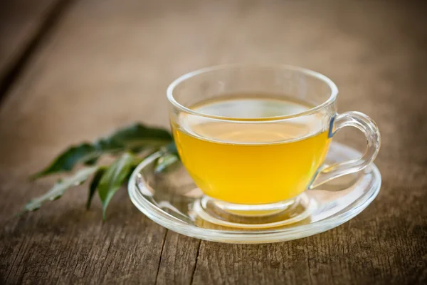 グラスカップの緑茶 — ストック写真