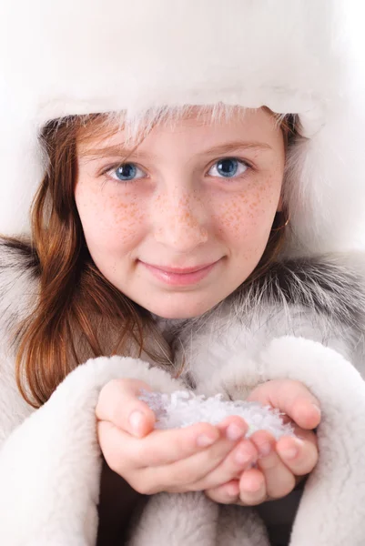 Menina rosto close-up com neve — Fotografia de Stock