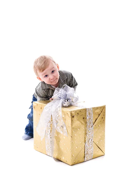 Junge mit Geschenk isoliert — Stockfoto