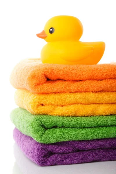 Стековые полотенца и резиновая утка — стоковое фото