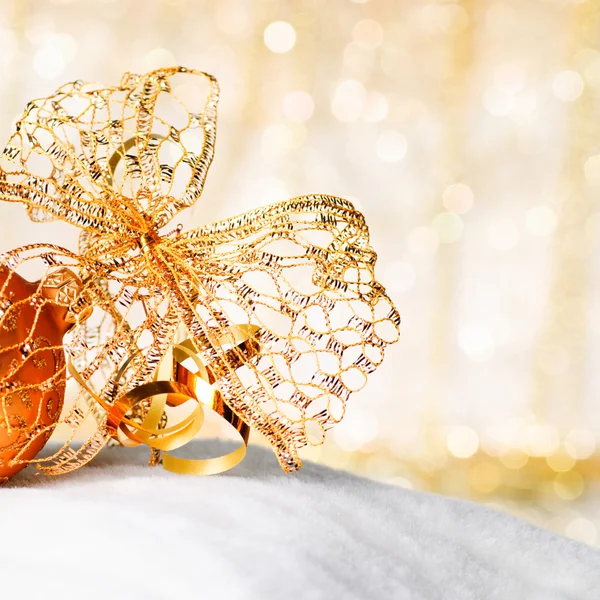Gold Christmas ball and bow — Zdjęcie stockowe