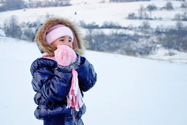 Meisje spelen met sneeuw — Stockfoto