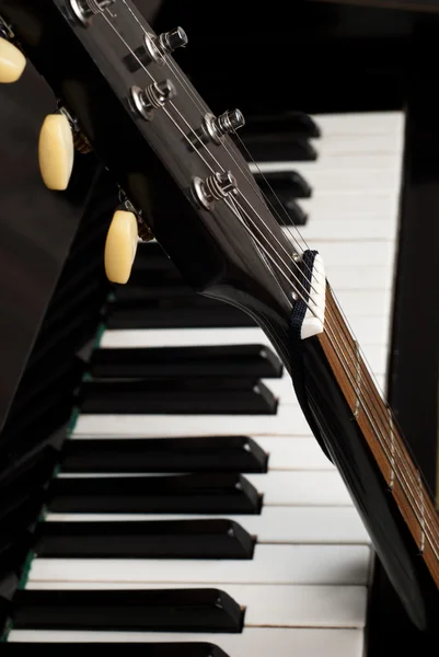 Gitara i fortepian — Zdjęcie stockowe