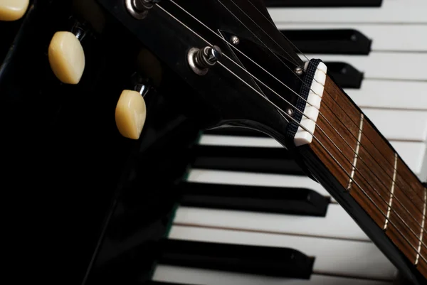 Guitar and piano — Stock Photo, Image