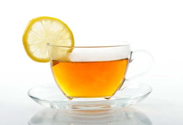 Чашка чая с ломтиком лимона — стоковое фото