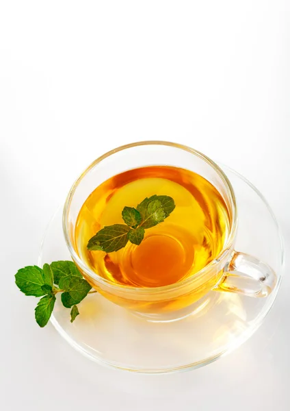Xícara de chá com hortelã isolada — Fotografia de Stock