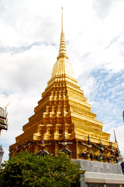Υπέροχη χρυσή Στούπα σε wat phra kaeo, μεγάλο παλάτι (Μπανγκόκ — Φωτογραφία Αρχείου