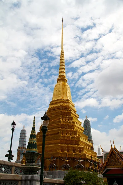在宏伟的宫殿 (曼谷寺庙华丽金色佛塔 — 图库照片