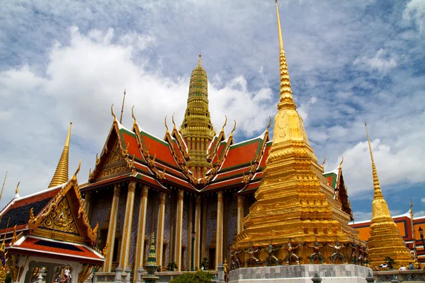 Magnificent Golden Stupa in Wat Phra Kaeo, Grand Palace (Bangkok — Stock Photo, Image