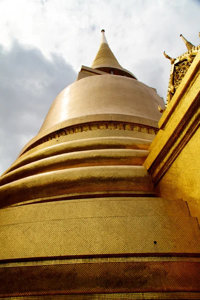 Золотая пагода в Большом дворце Бангкок Таиланд — стоковое фото