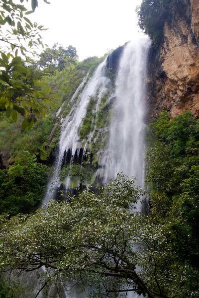 Erawan vodopád, Kanchanaburi, Thajsko — Stock fotografie