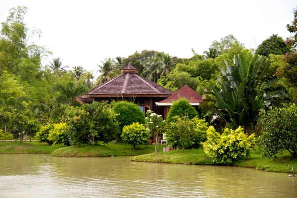 Thai building on the river — Stock Photo, Image