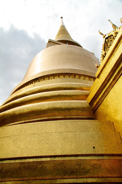 Złota pagoda w grand palace bangkok Tajlandia — Zdjęcie stockowe