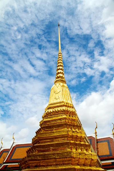 Великолепная Золотая ступа в Ват Пхра Кео, Большой дворец (Бангкок) — стоковое фото