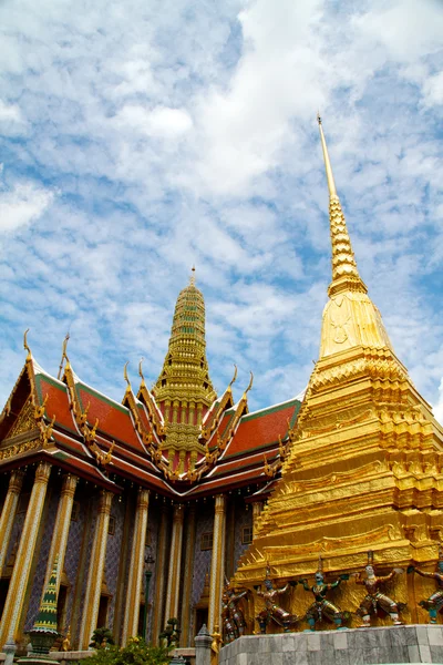 Wspaniały złoty stupa w wat phra kaeo, grand palace (bangkok — Zdjęcie stockowe