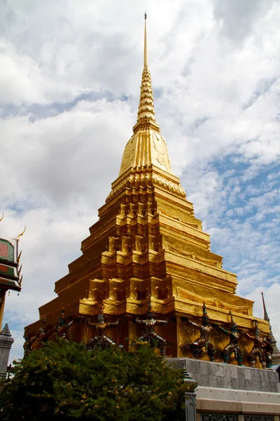 Magnifico Golden Stupa a Wat Phra Kaeo, Grand Palace (Bangkok — Foto Stock