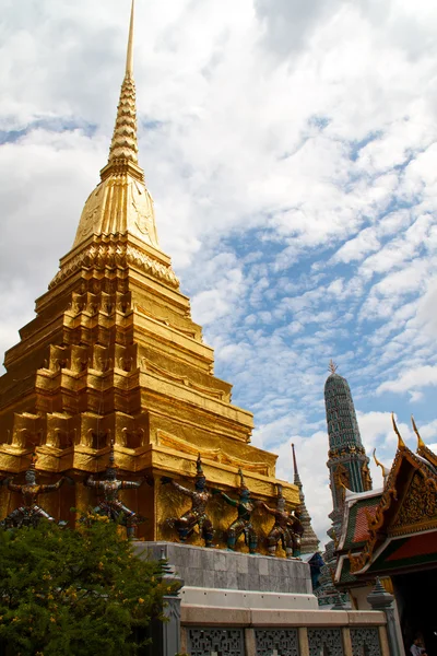 Magnífico Golden Stupa em Wat Phra Kaeo, Grand Palace (Bancoc — Fotografia de Stock
