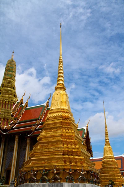 Magnifico Golden Stupa a Wat Phra Kaeo, Grand Palace (Bangkok — Foto Stock