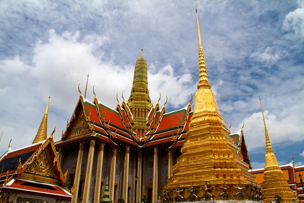 Magnificent Golden Stupa in Wat Phra Kaeo, Grand Palace (Bangkok — Stock Photo, Image