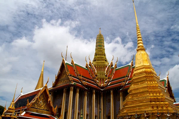 Herrliche goldene Stupa in wat phra kaeo, großer Palast (bangkok — Stockfoto
