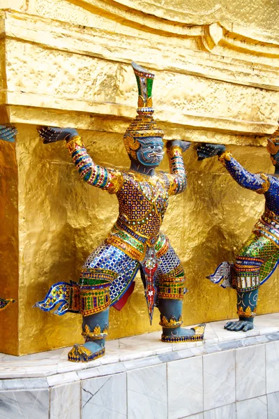 Riese in wat phra kaeo, der königliche Palast - bangkok, thaila — Stockfoto