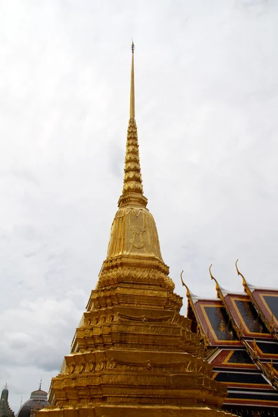 Magnifique Golden Stupa à Wat Phra Kaeo, Grand Palais (Bangkok — Photo