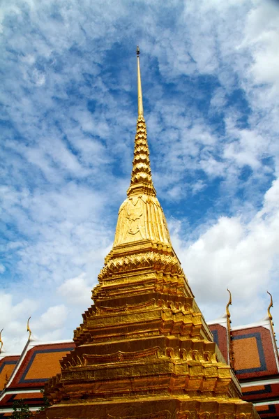 ワットプラケオ、王宮 (バンコクで壮大な黄金の仏舎利塔 — ストック写真