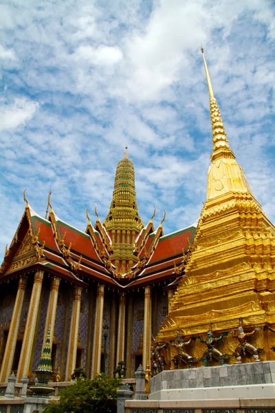 Wspaniały złoty stupa w wat phra kaeo, grand palace (bangkok — Zdjęcie stockowe