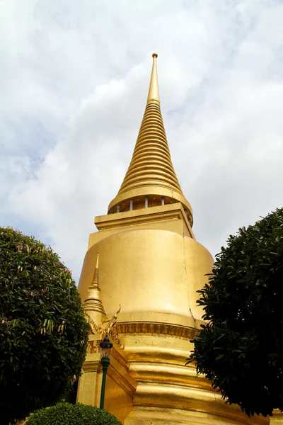 金色宝塔在大皇宫曼谷泰国 — 图库照片